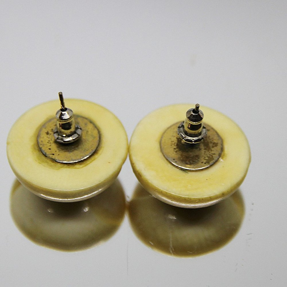 VINTAGE BONE OR IVORY ROUND PIERCED EARRINGS - Picture 2 of 2